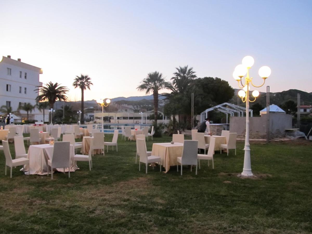 Club Hotel Kennedy Roccella Ionica Bagian luar foto