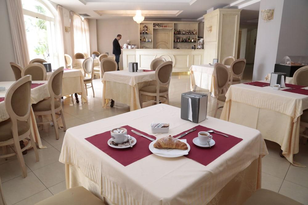 Club Hotel Kennedy Roccella Ionica Bagian luar foto