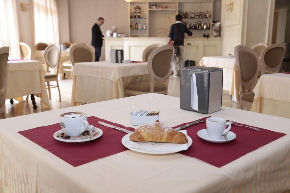Club Hotel Kennedy Roccella Ionica Bagian luar foto