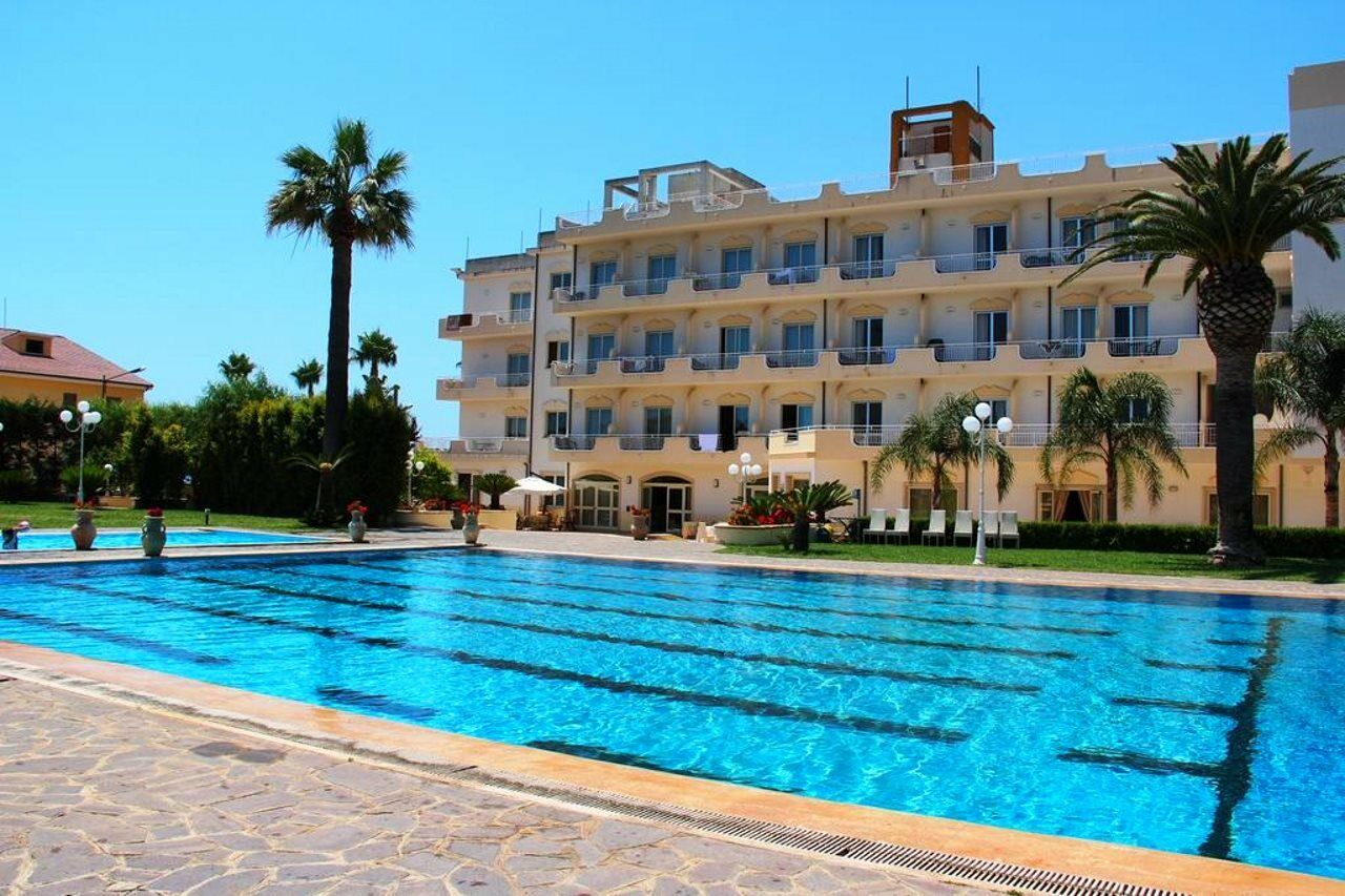 Club Hotel Kennedy Roccella Ionica Bagian luar foto
