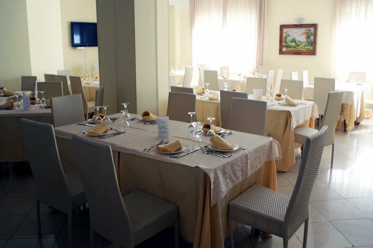 Club Hotel Kennedy Roccella Ionica Bagian luar foto