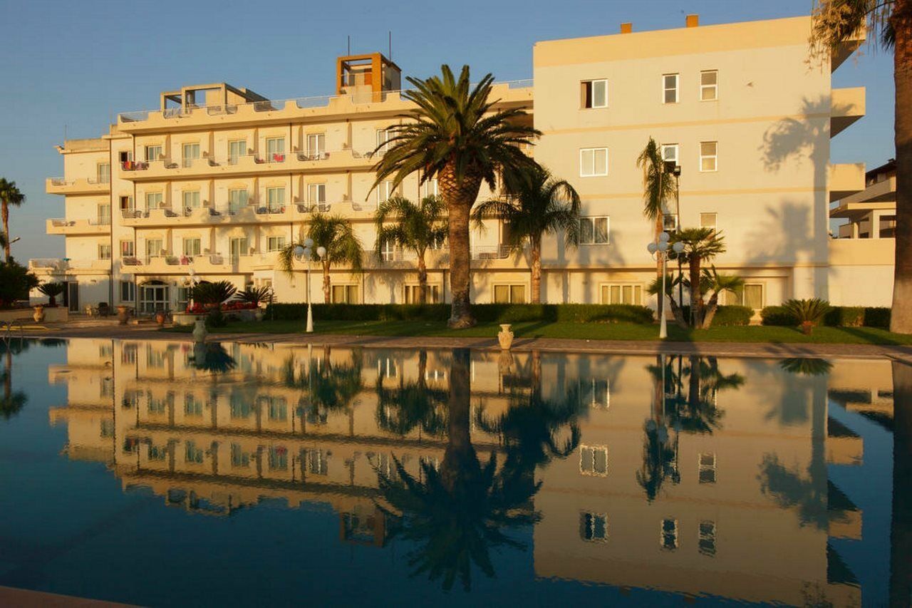 Club Hotel Kennedy Roccella Ionica Bagian luar foto